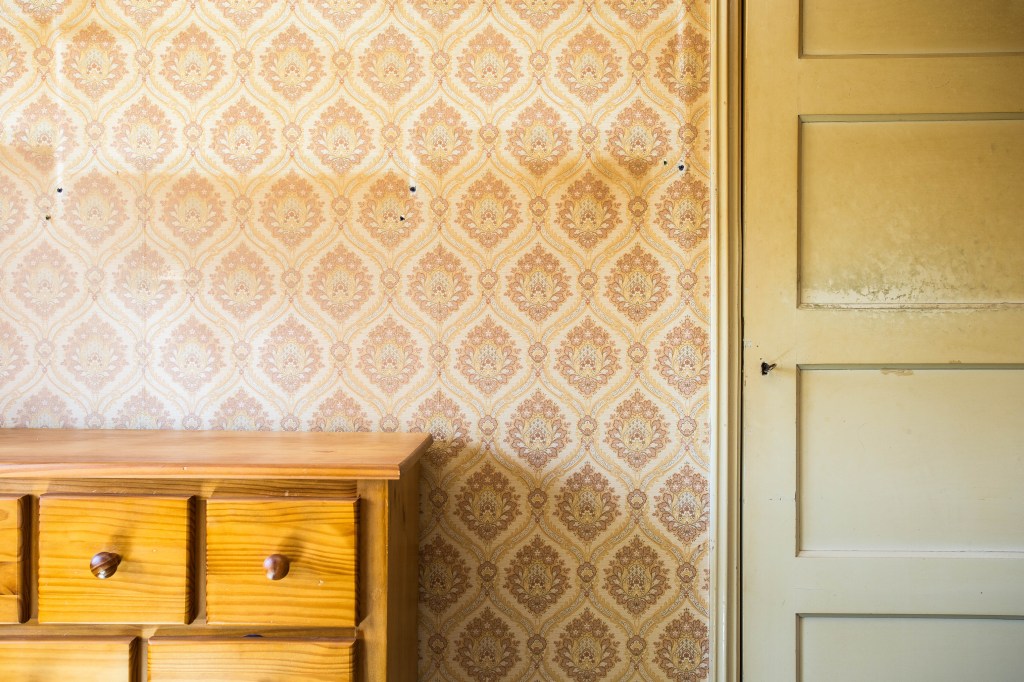 How to Choose the Best Vintage Wallpaper Design For Your Small Living&nbsp;Space